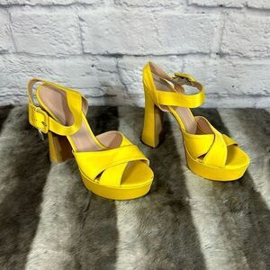 Super cute yellow platforms, brand new.